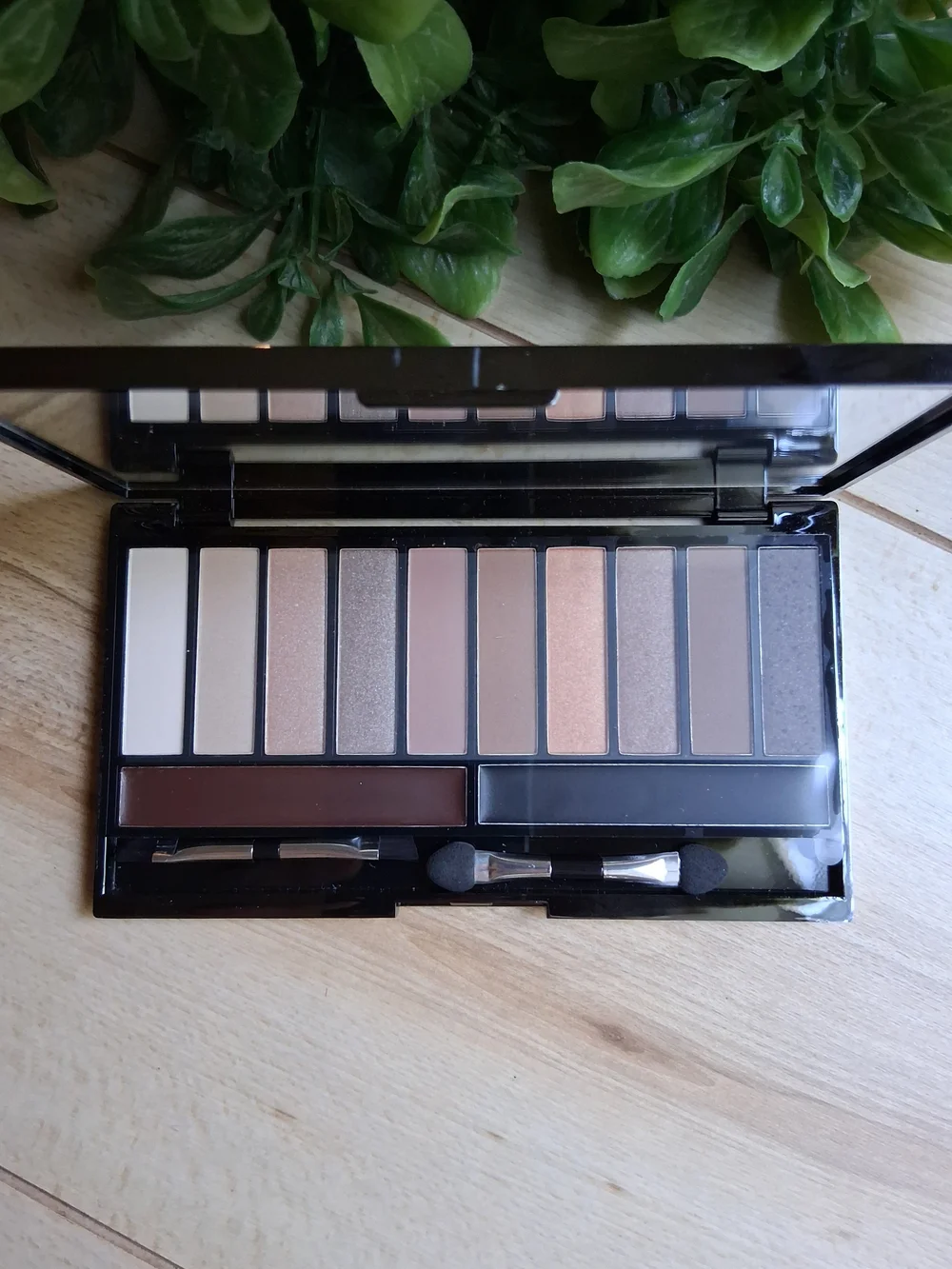 NIB Macy's Eyeshadow Palette With Warm & Neutral Colors.